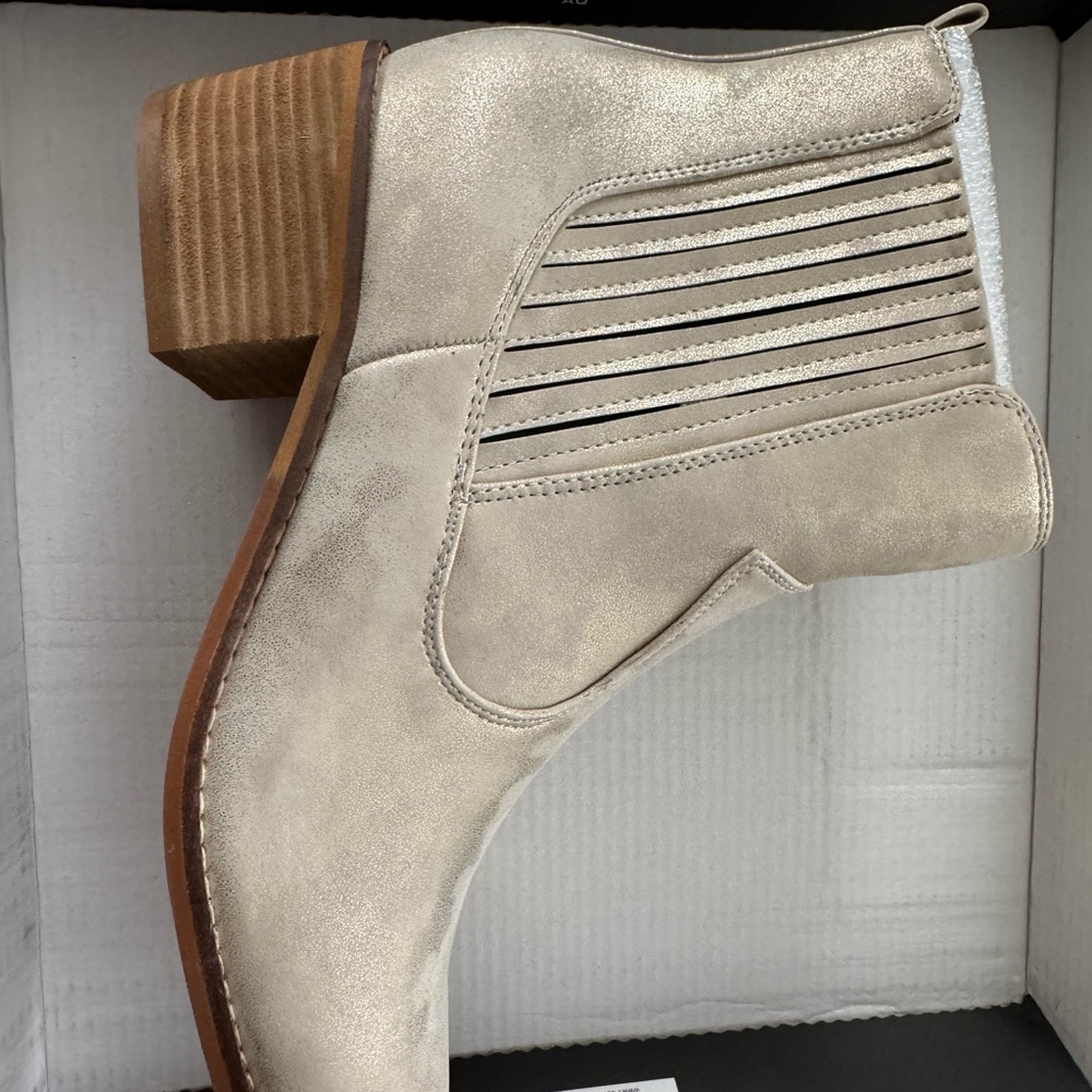 Corkys NWT Women's Cream Ankle Boots
